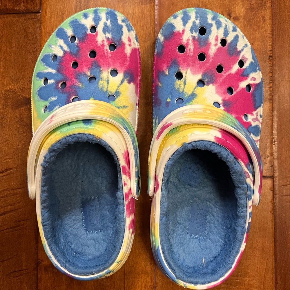 Classic Marbled Tie Dye Crocs Size 5 Blue Fur Lined Rainbow Bright Colors